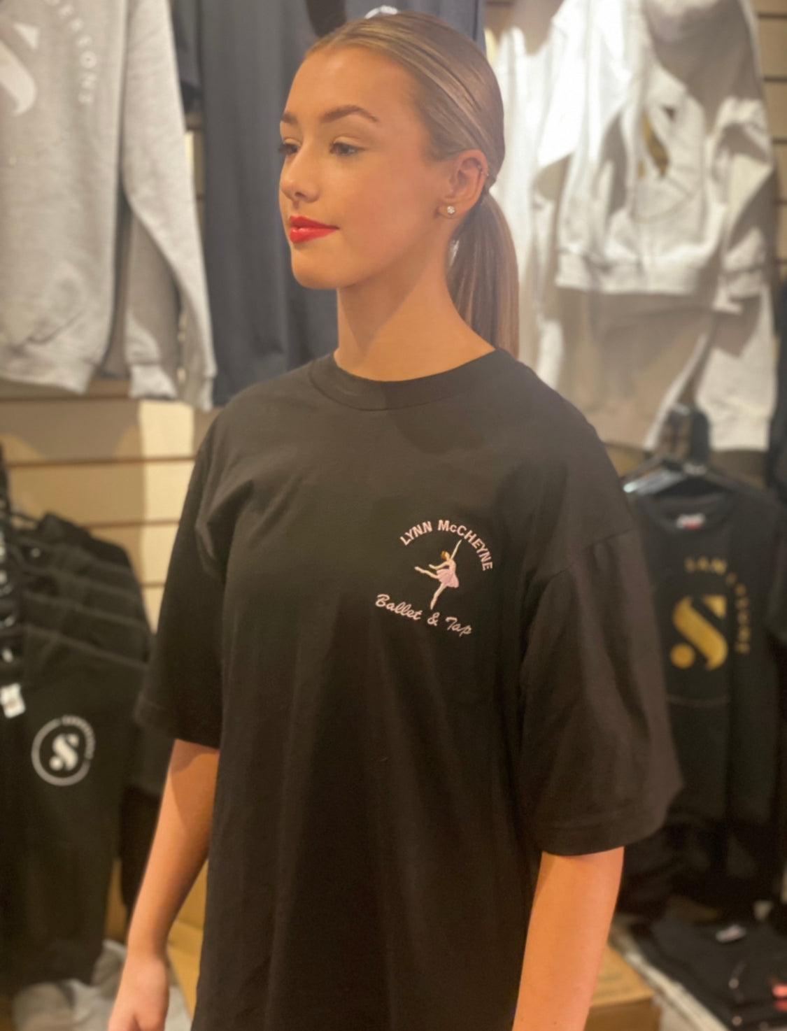 T SHIRT KIDS BLACK SANDERSONS WITH LYNN MCCHEYNE BALLET & TAP BADGE