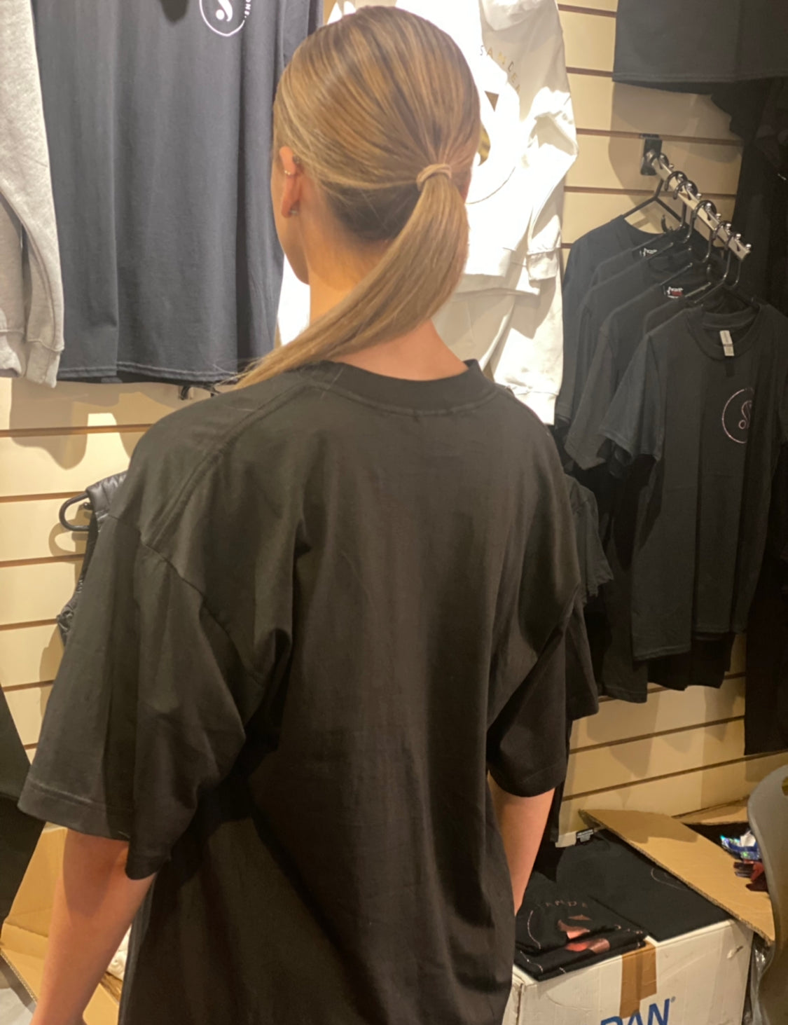 T SHIRT KIDS BLACK SANDERSONS WITH LYNN MCCHEYNE BALLET & TAP BADGE