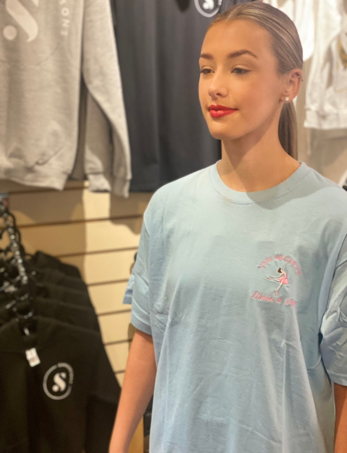 T SHIRT KIDS BLUE SANDERSONS T SHIRT WITH LYNN MCCHEYNE BALLET & TAP BADGE