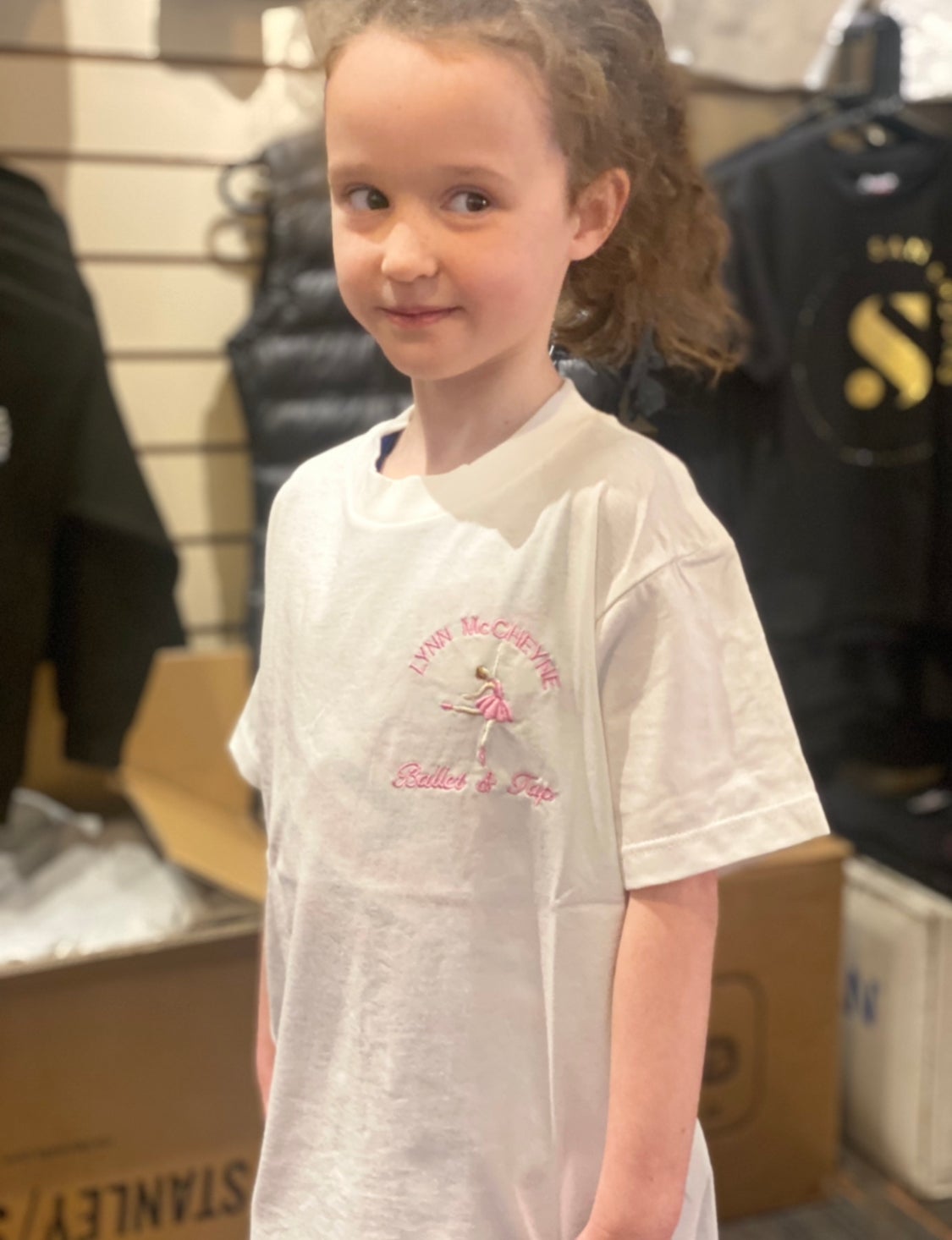 T SHIRT ADULT WHITE SANDERSONS WITH LYNN MCCHEYNE BALLET & TAP BADGE