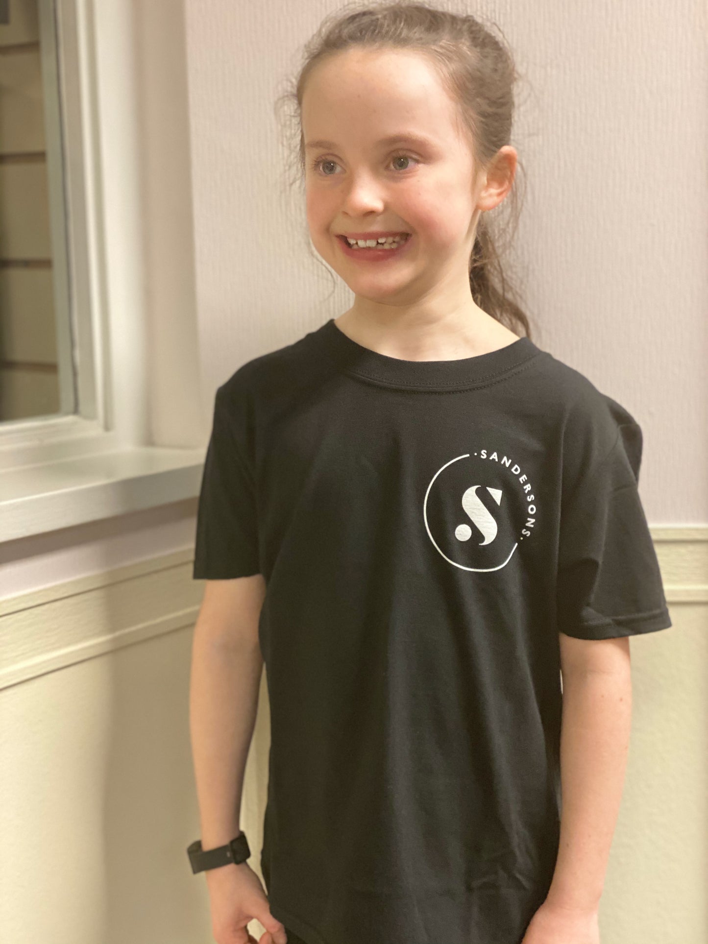 T SHIRT BLACK WITH WHITE LOGO ON FRONT & BACK KIDS BLACK SANDERSONS