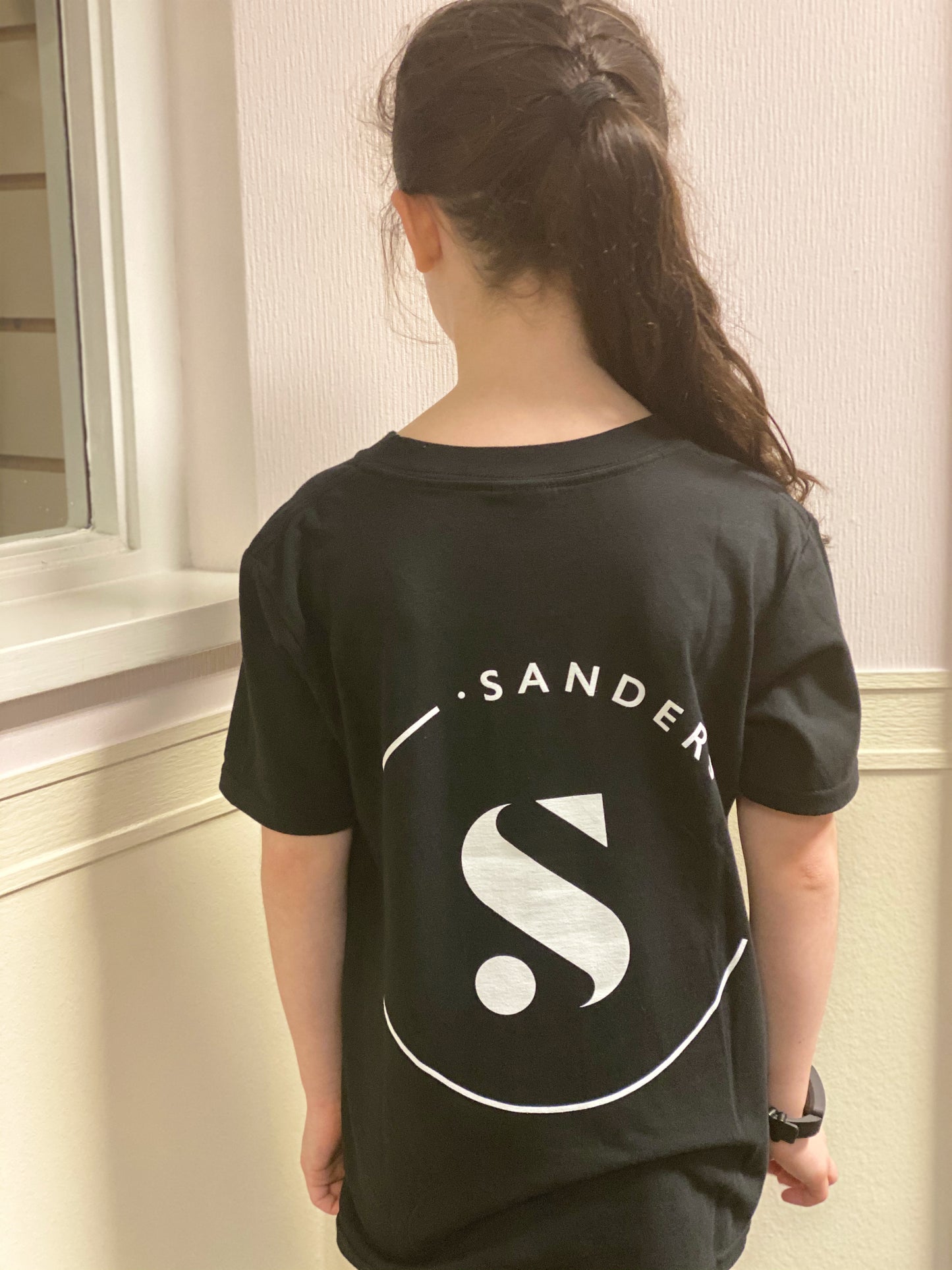T SHIRT BLACK WITH WHITE LOGO ON FRONT & BACK KIDS BLACK SANDERSONS