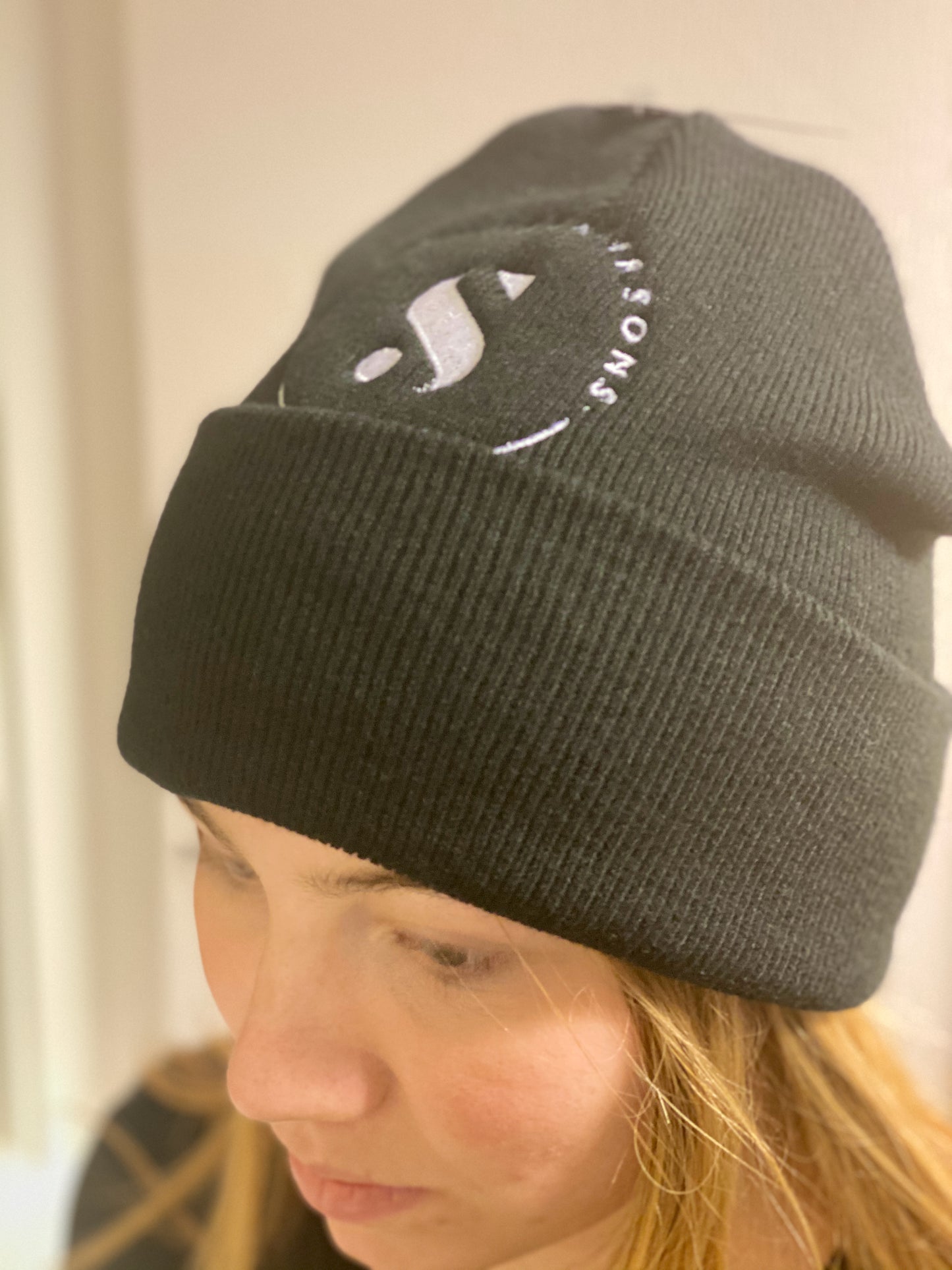 BLACK SANDERSONS BEANIE HAT WITH WHITE LOGO