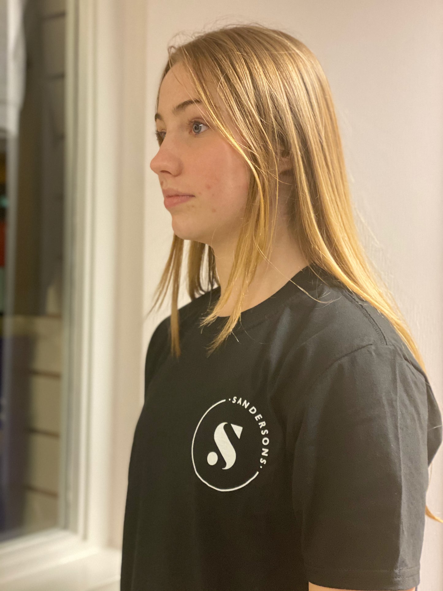 T SHIRT BLACK WITH WHITE LOGO ON FRONT & BACKADULT BLACK SANDERSONS